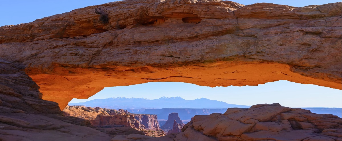 Scenic view through Mesa Arch