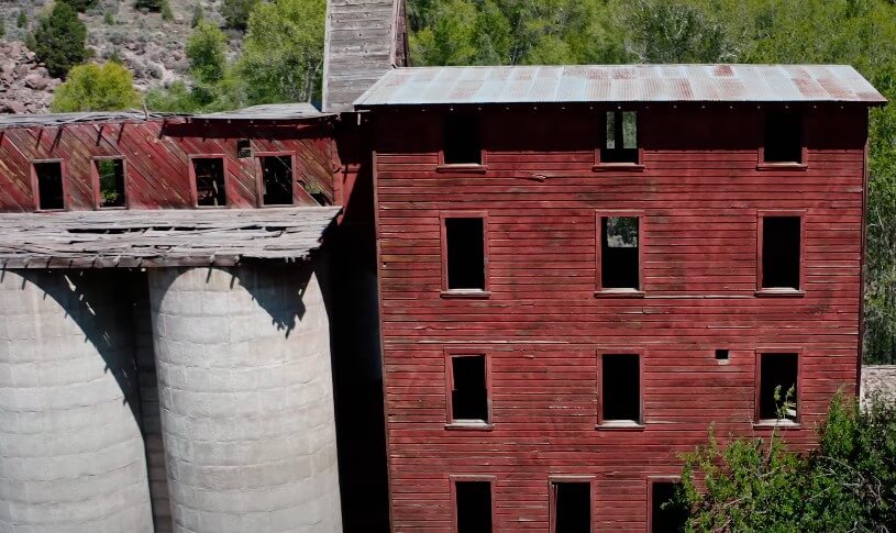 Red wooden building in Osiris Ghost Town