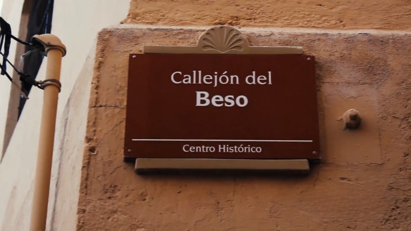 A street sign marks the entrance to Callejón del Beso in Guanajuato’s historic center