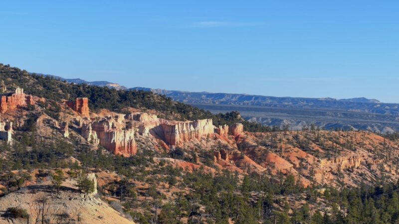 Bryce Canyon cliffs and forest along the Utah Mighty 5 Route from Zion to Bryce Canyon